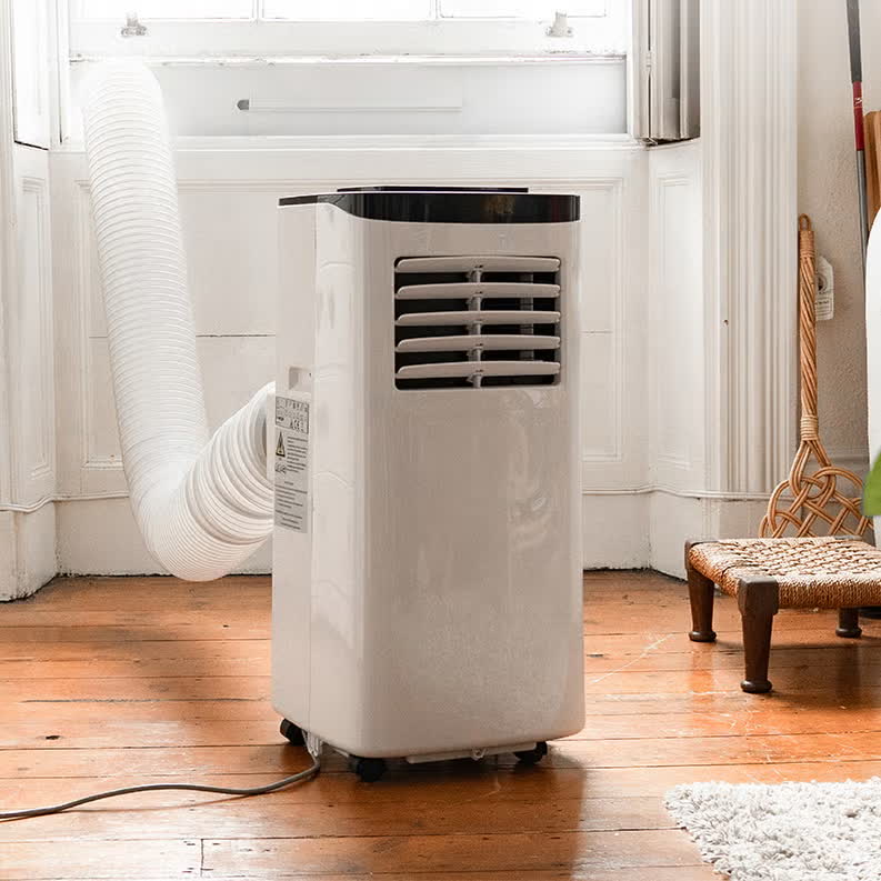 Ar condicionado portátil 9000 BTU para alugar em Lisboa — unidade de pé com rodas, comando e ecrã digital