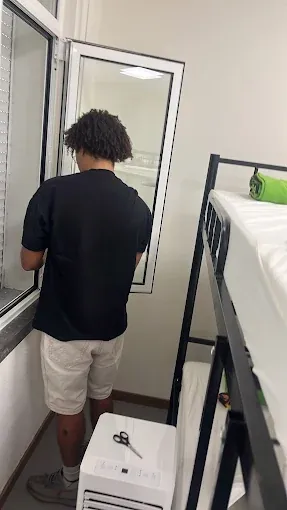 Ar condicionado portátil de aluguer instalado num quarto em Lisboa