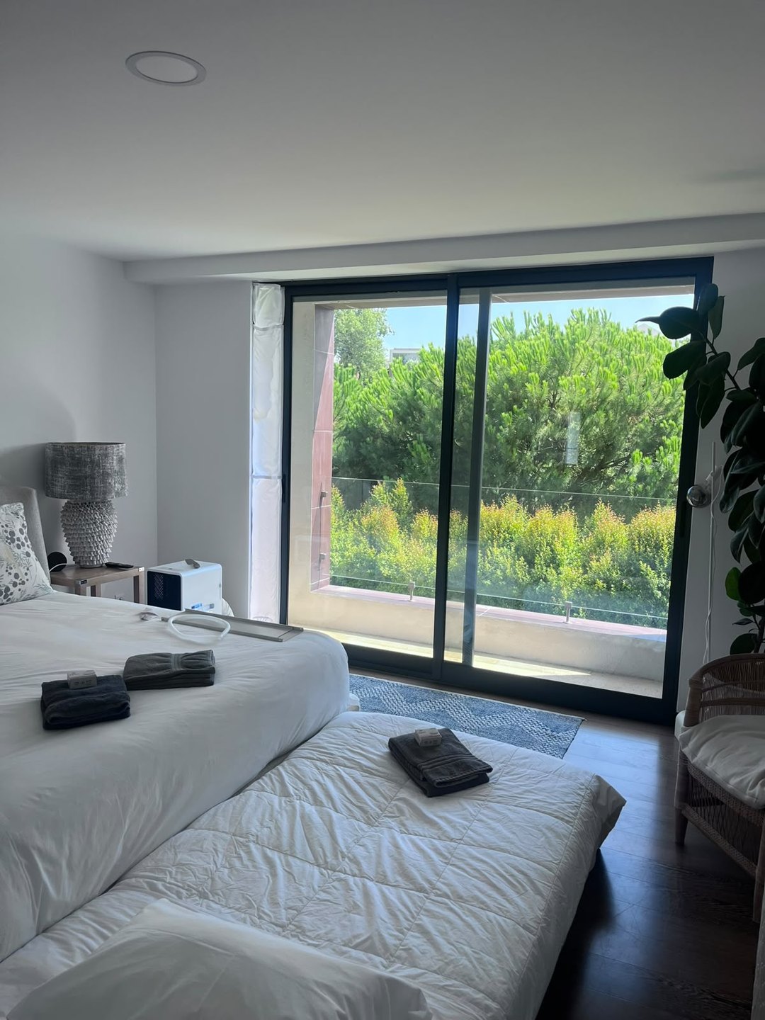 Ar condicionado portátil de aluguer instalado num quarto de uma vivenda em Cascais