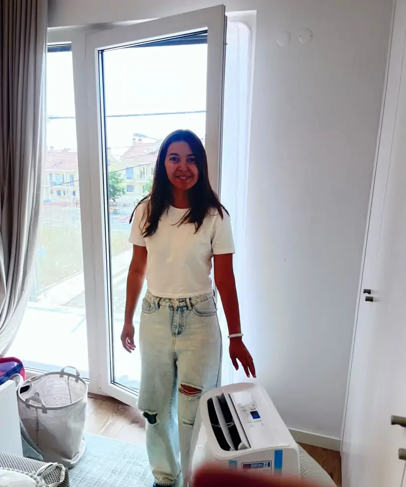 Renata da AC Rental Lisbon a entregar um ar condicionado portátil em Grande Lisboa
