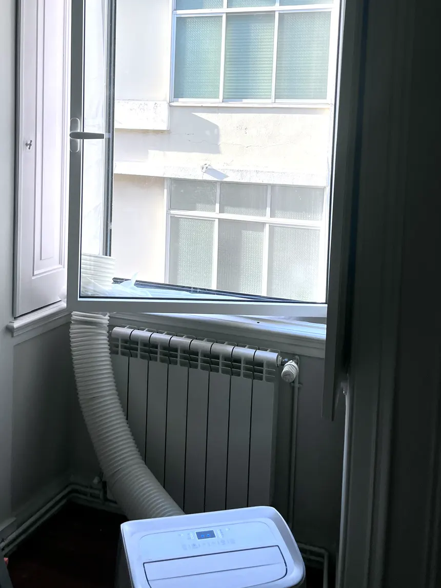 Instalação de um ar condicionado portátil num apartamento antigo em Lisboa