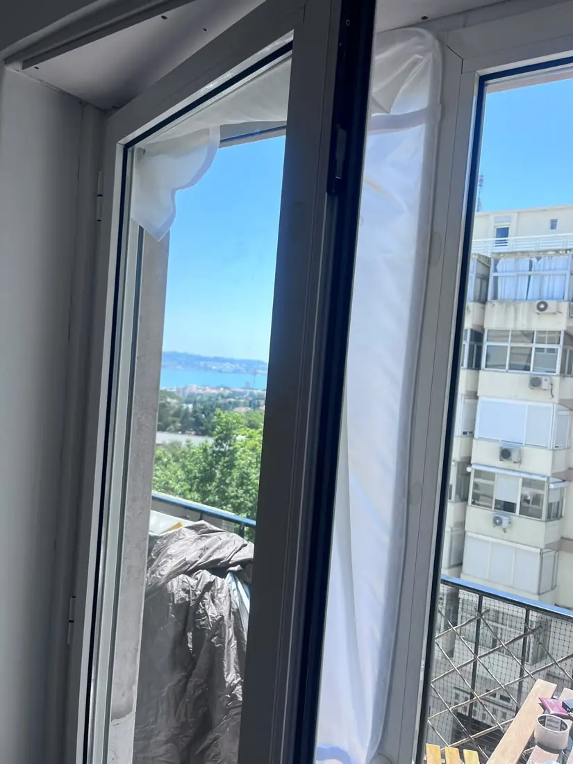 Kit de vedação de janela montado numa porta em Belém, com vista para o Tejo